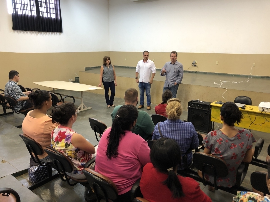 A coordenadora do PAT Maria Aparecida Fávaro, o diretor da ETEC Jales, Williams Pizolato, e o prefeito Flá durante aula inaugural do programa Meu Emprego Cidadão