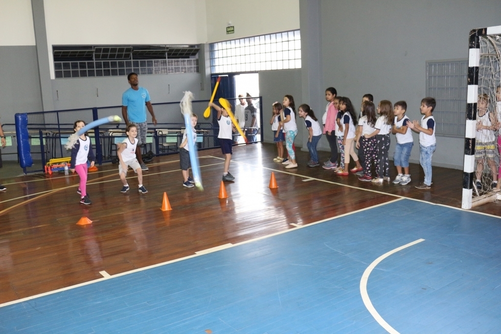 O esporte de lançamento de dardo foi adaptado para as crianças