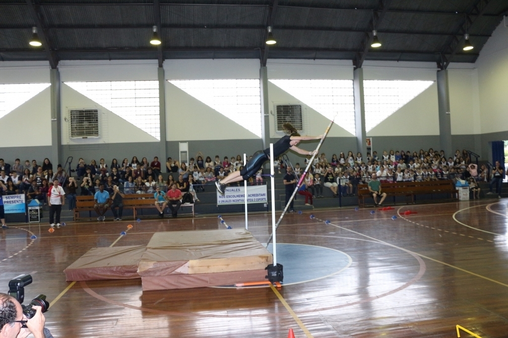 A atleta fez demonstrações de seus saltos no Ginásio Poliesportivo Cristóvão Soler, na Unijales