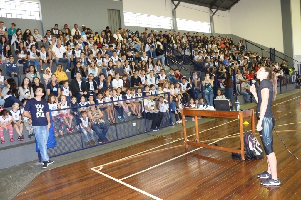 Fabiana Murer falou aos alunos sobre sua trajetória com o atletismo em salto com vara