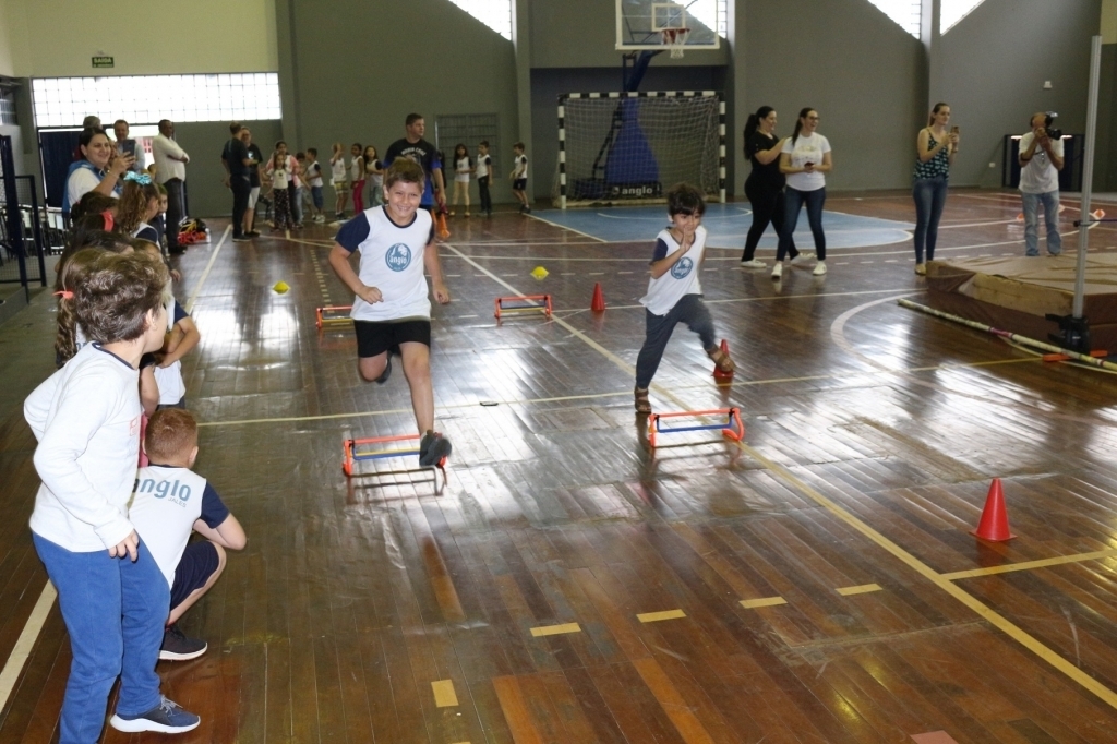 A corrida com obstáculos foi competitiva entre os alunos