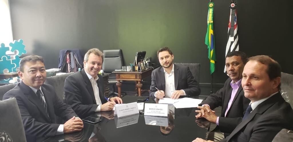 Os vereadores Fábio Kazuto, Deley Vieira e Vagner Selis acompanharam o prefeito Flá na audiência com o secretário de Desenvolvimento Regional do Estado de São Paulo, Marco Vinholi,