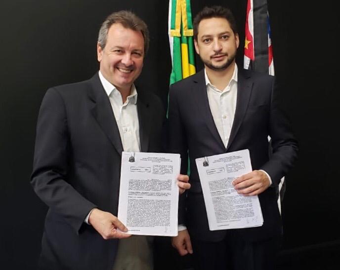 Junto ao secretário de Desenvolvimento Regional do Estado de São Paulo, Marco Vinholi, Flá assinou dois convênios que vão viabilizar a reestruturação do Velório Municipal e a construção de uma pista de caminhada na Avenida Engenheiro Euphly Jalles