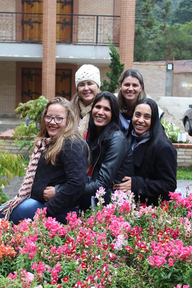 Fátima Barco, Zê Lima, Regina Brito, Daniela Marcelino e a primeira-dama Andréa em meio ao lindo cenário natural
