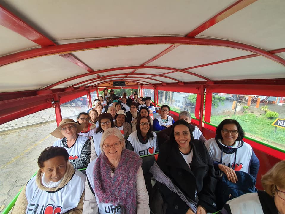 O grupo se divertiu durante o passeio de jardineira