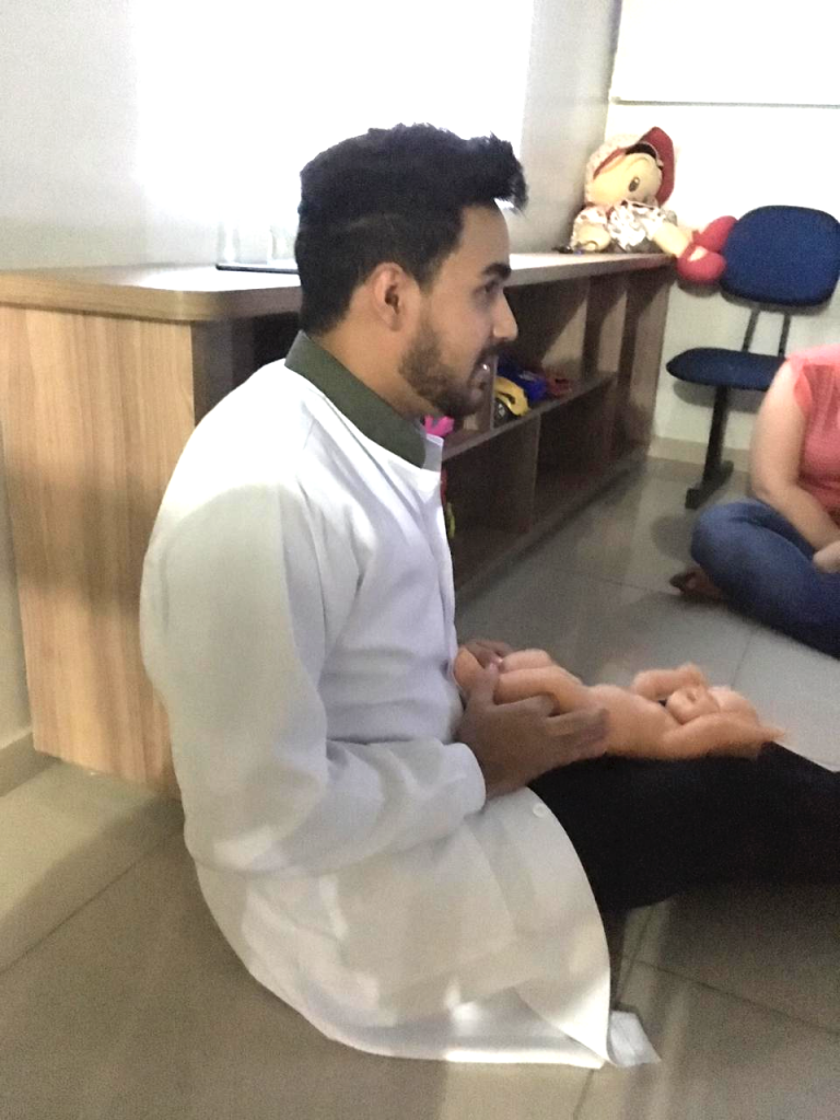 O palestrante ensinou a técnica de massagem Shantala para acalmar os bebês