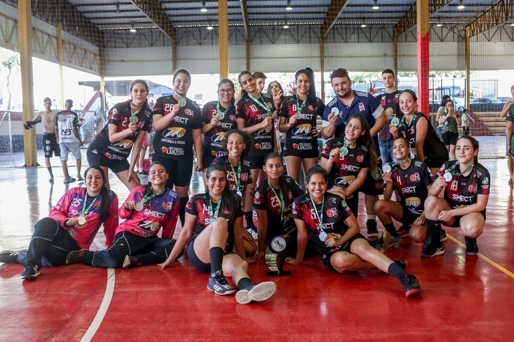 Realizadas, as atletas do Infantil feminino posaram com suas medalhas de prata