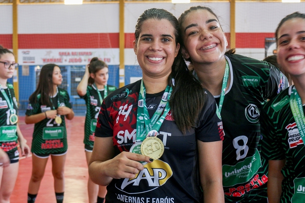 Além da prata, a atleta Ana Julia foi escolhida como melhor armadora do Infantil feminino.