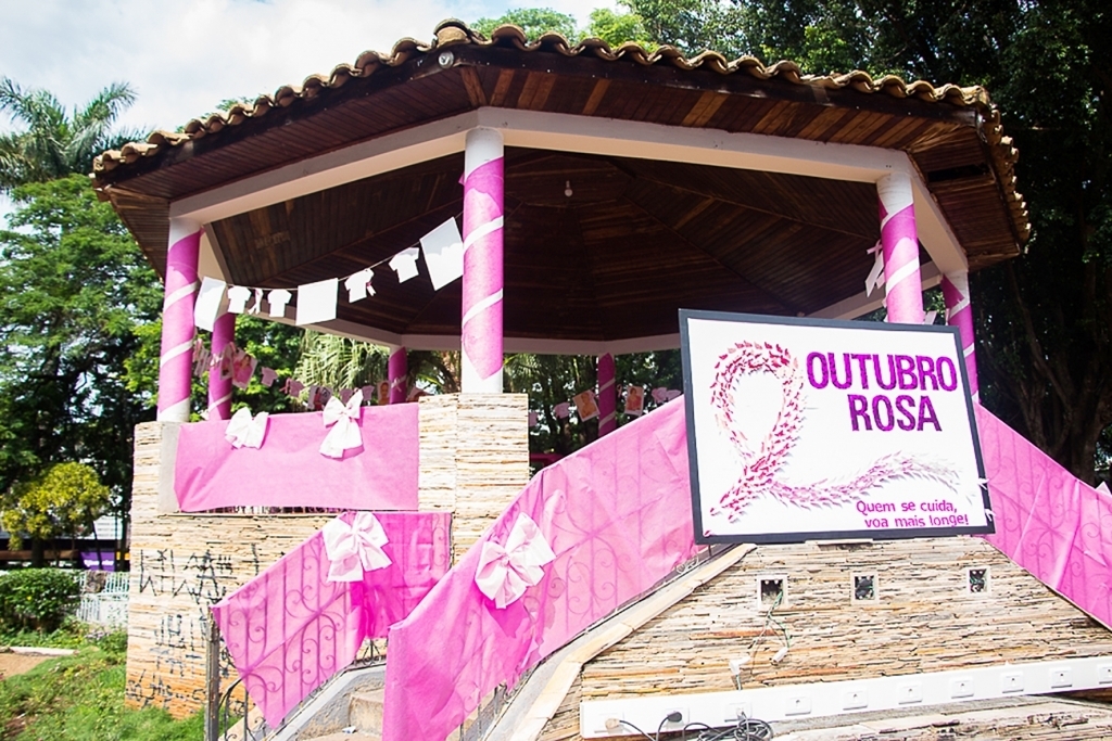 O coreto da Praça João Mariano de Freitas foi completamente decorado
