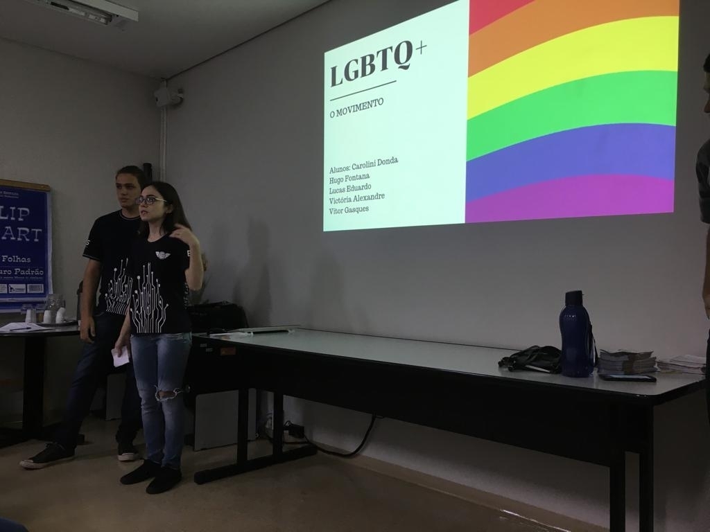 Os alunos da ETEC do curso de Desenvolvimento de Sistemas apresentaram o trabalho feito por eles sobre a diversidade sexual no país e no mundo