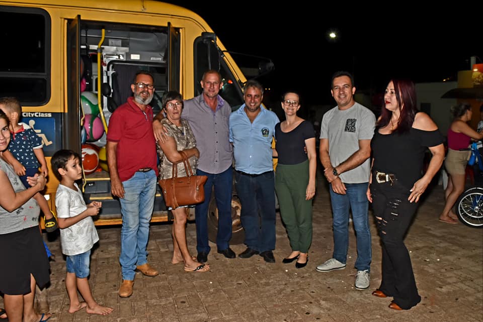 O prefeito, a primeira-dama, o vice Celso Garcia e demais autoridades aguardaram as crianças na Praça da Matriz para presenteá-las com uma incrível noite