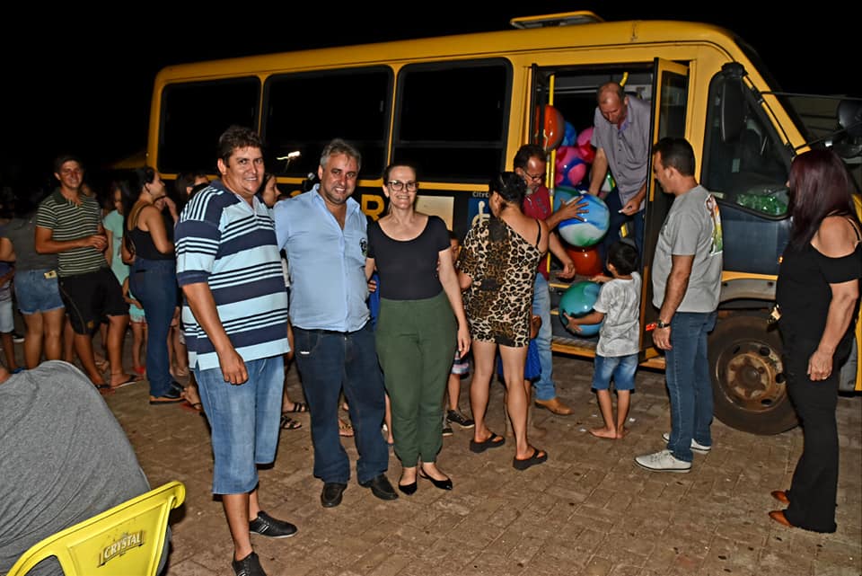 O prefeito e a primeira-dama ajudaram a distribuir centenas de bolas infláveis, que estavam dentro dos dois ônibus estacionados