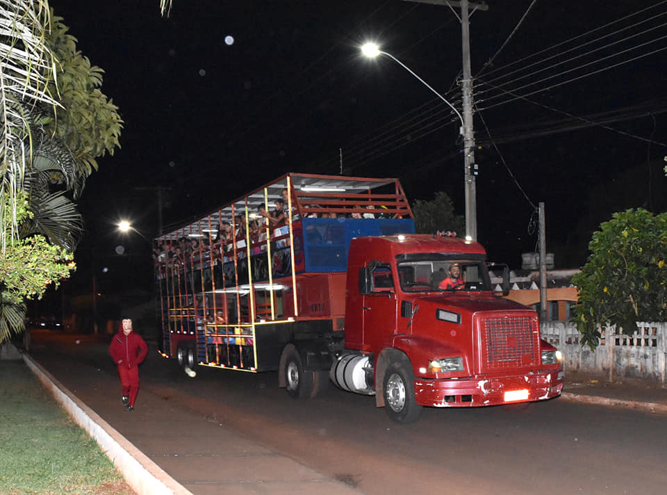A carreta da alegria fez sucesso nas ruas da cidade