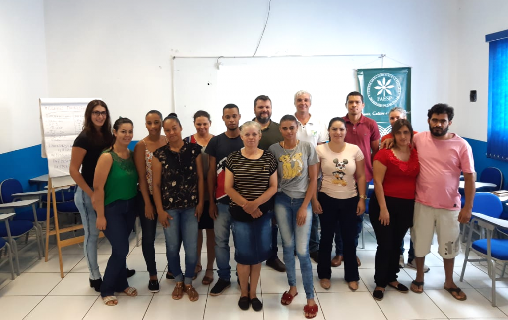 Moradores de Urânia realizam curso de Sangria em Seringueira