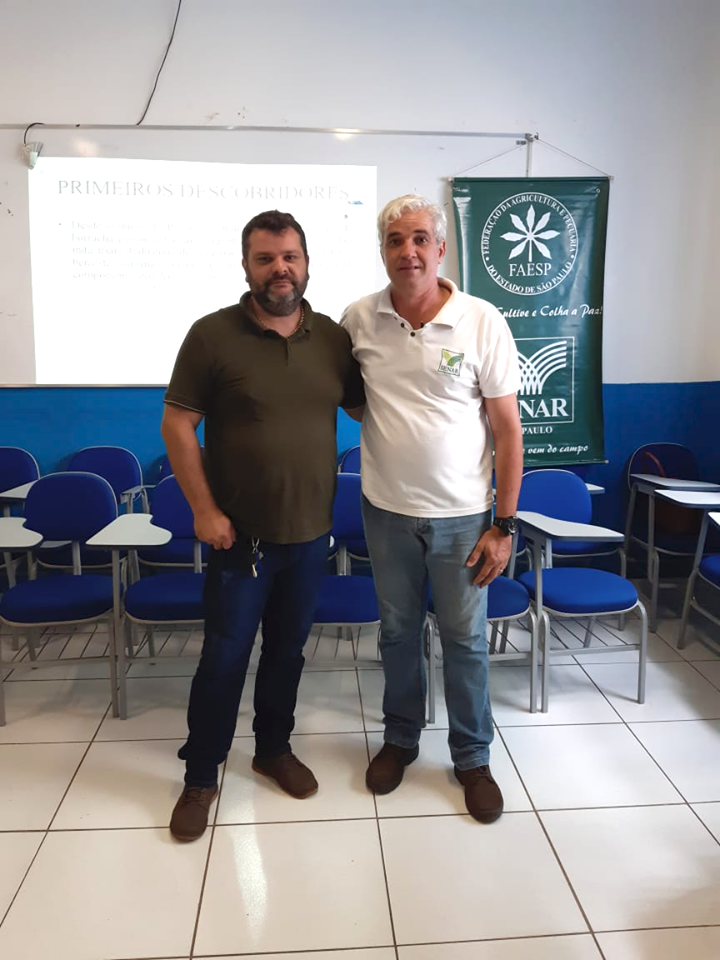Secretário de Agricultura e Meio Ambiente, Anderson Chapichi, e o instrutor, o engenheiro agrônomo Leandro Finoto dos Santos