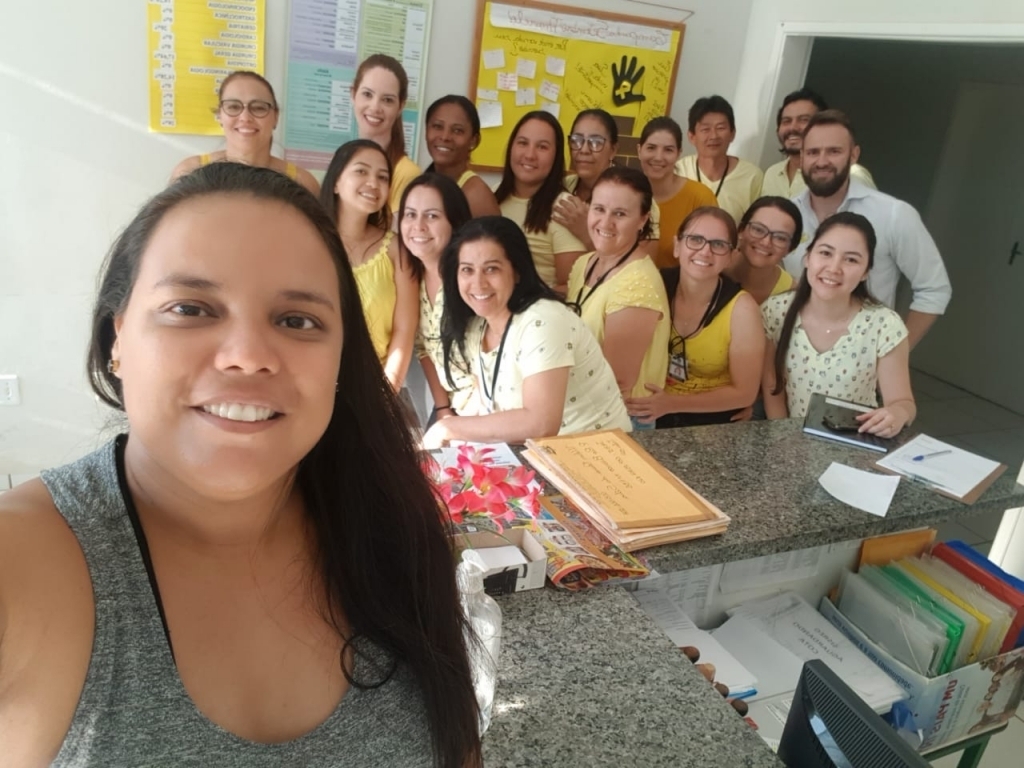 Grazieli de Souza, educadora física reuniu a equipe de uma das ESFs para registrar o momento
