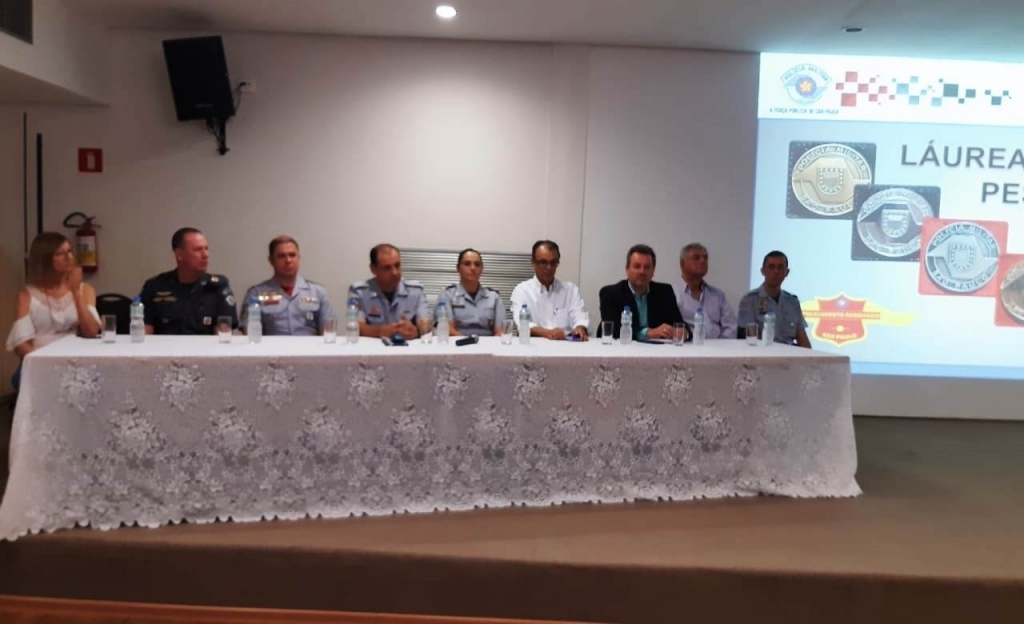 O prefeito Flá, que também preside a AMA, compôs a mesa de honra na solenidade de entrega de entrega das Láureas de Mérito Pessoal promovida pelo Comando da 3ªCia do 3ºBatalhão de Polícia Rodoviária, em Rio Preto