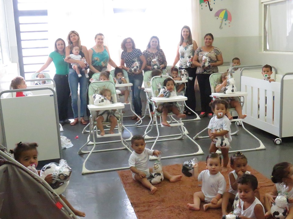 Os ursinhos de pelúcia foram entregues aos alunos das EMEIS