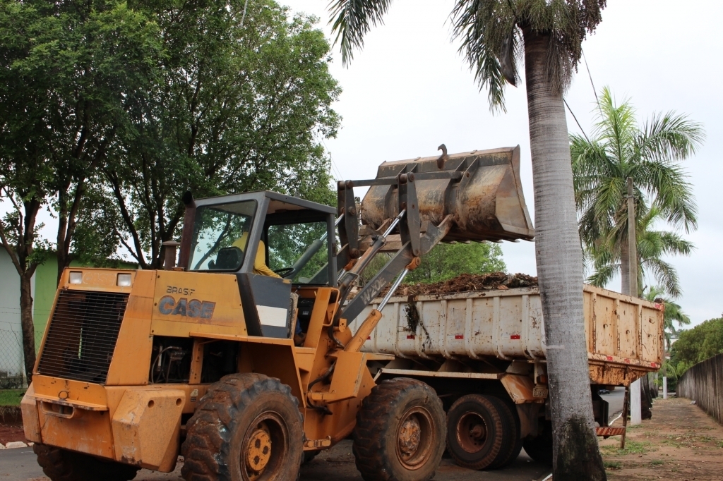 Aproximadamente 12 caminhões com entulhos serão retirados do Cemitério Municipal da Consolação (cemitério velho)