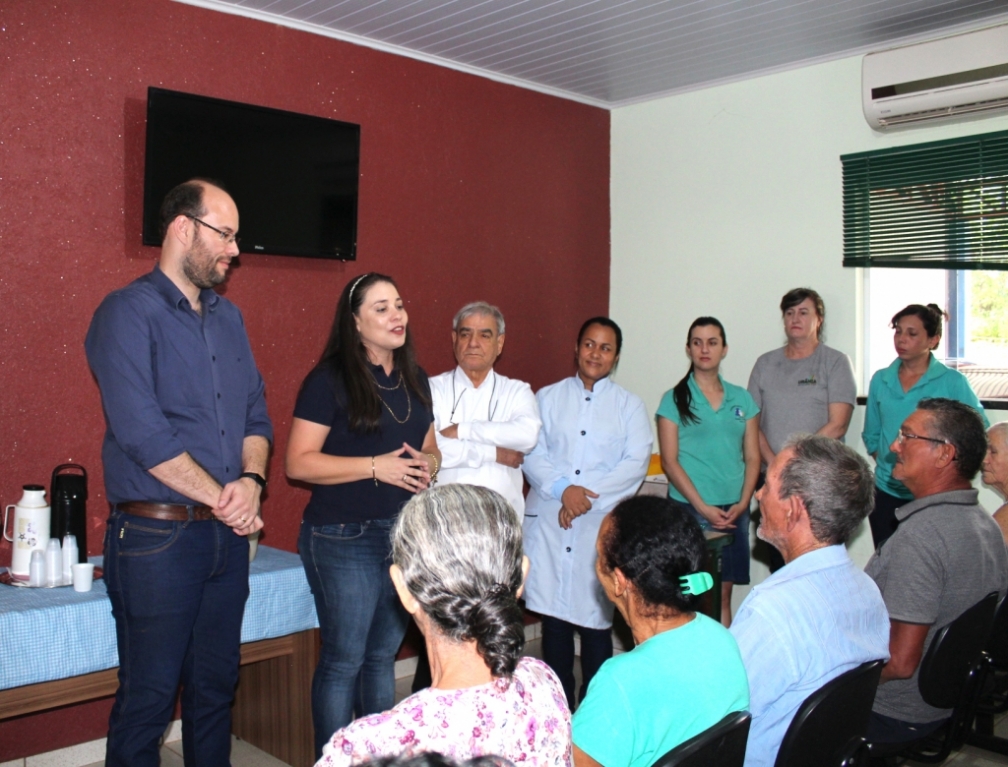 Prefeito Márcio Arjol, secretária de saúde Alessandra Marin, o dentista Dr. Orlando Vieira, a assistente Adma Domingues e equipe da unidade de saúde