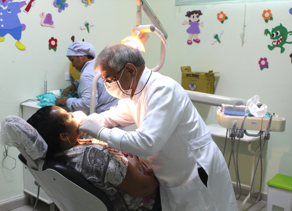 Secretaria de Saúde de Urânia entrega próteses dentárias para pacientes