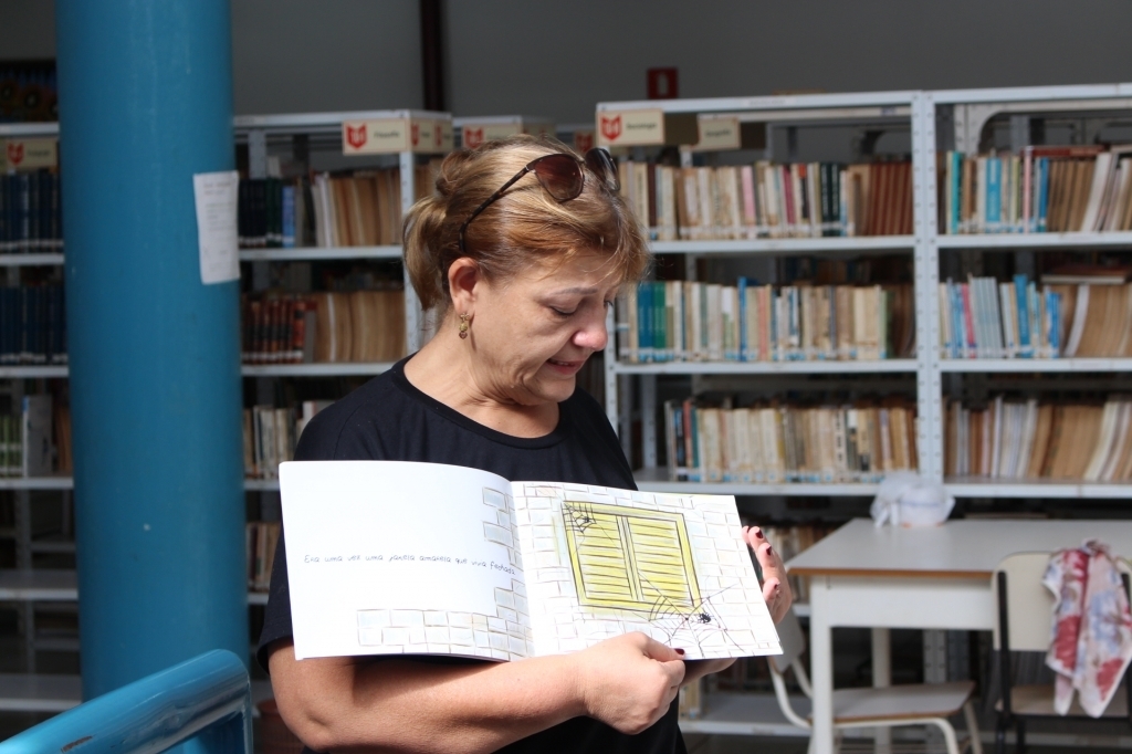 A autora Marilene Teubner se emocionou ao ler trechos do seu livro ‘A Janela Amarela’