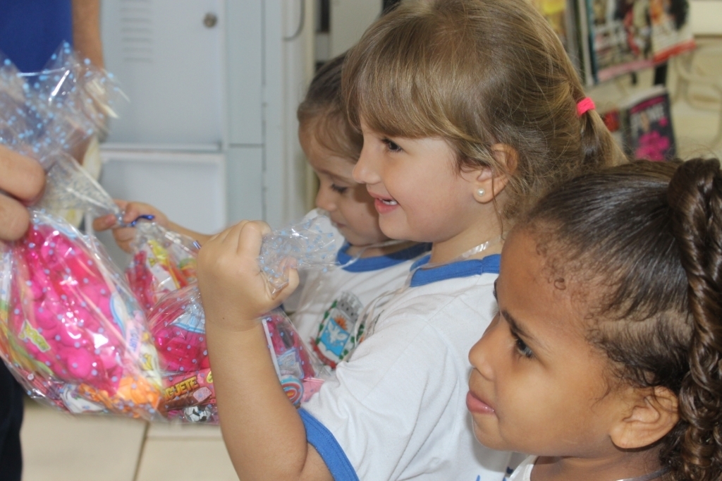 No final da visitação, os alunos receberam sacolinhas surpresas