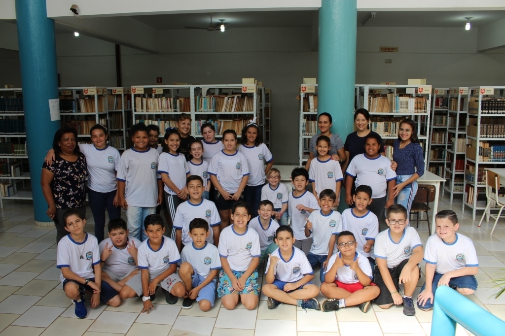 A Escola Municipal Alberto Gandur visitou a Biblioteca na segunda-feira, 14 de outubro