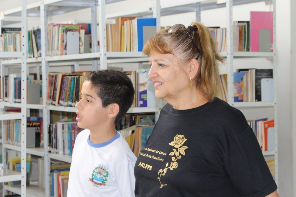 Os alunos declamaram poemas ao lado da escritora Marilene Teubner