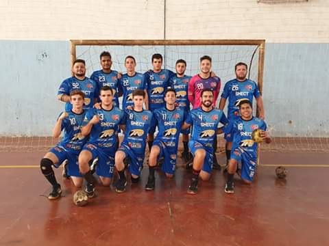Adulto masculino arrebentou em quadra. Final de jogo 25 x 12