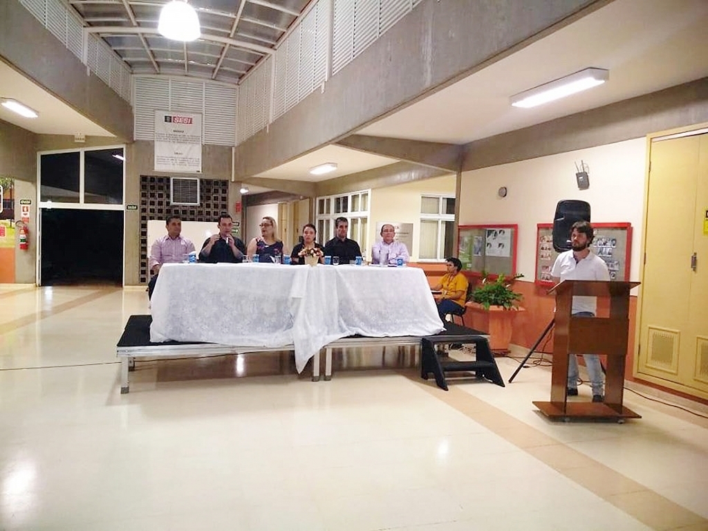 A Mesa de Debate foi composta por vários profissionais