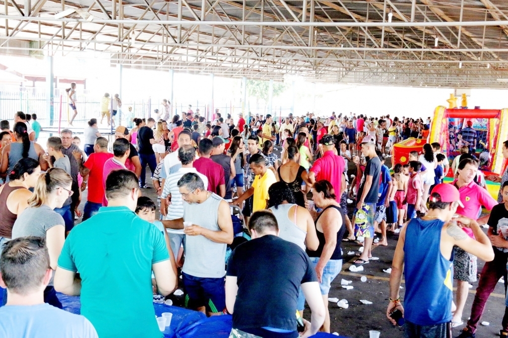 Crianças e familiares lotaram o barracão da Prefeitura