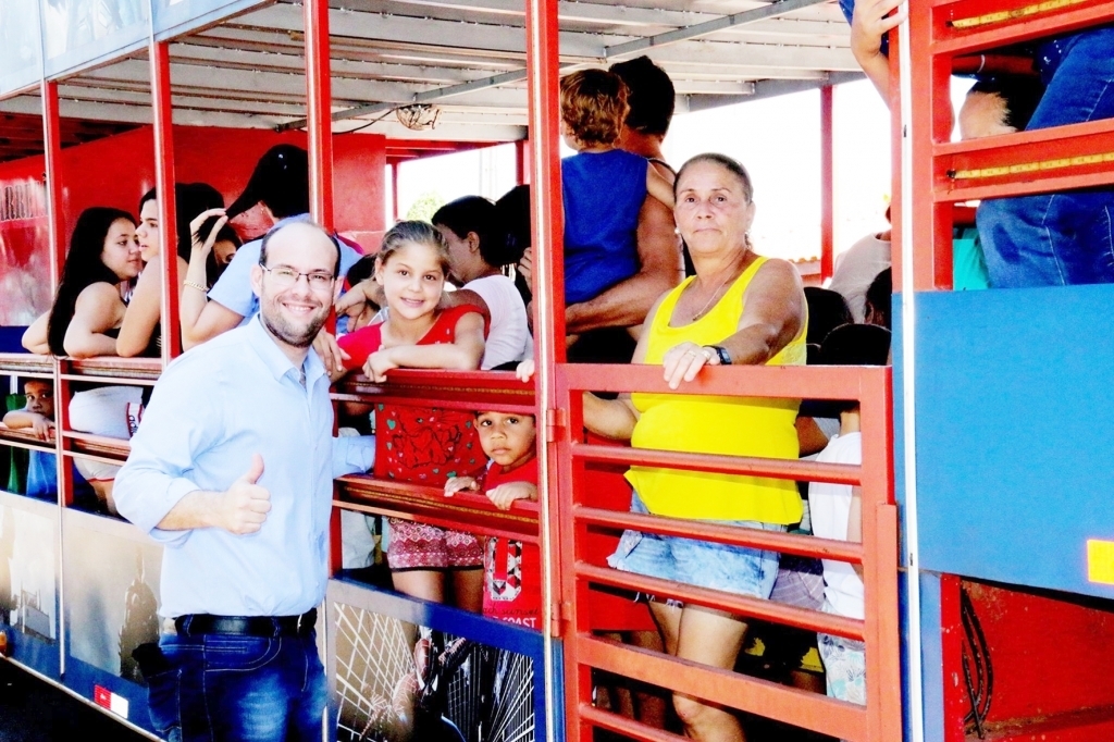 O prefeito Márcio ao lado do trenzinho que fez a alegria da criançada