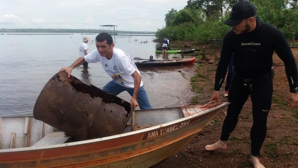 Tambores de ferro foram retirados do fundo do rio com a ajuda de mergulhadores