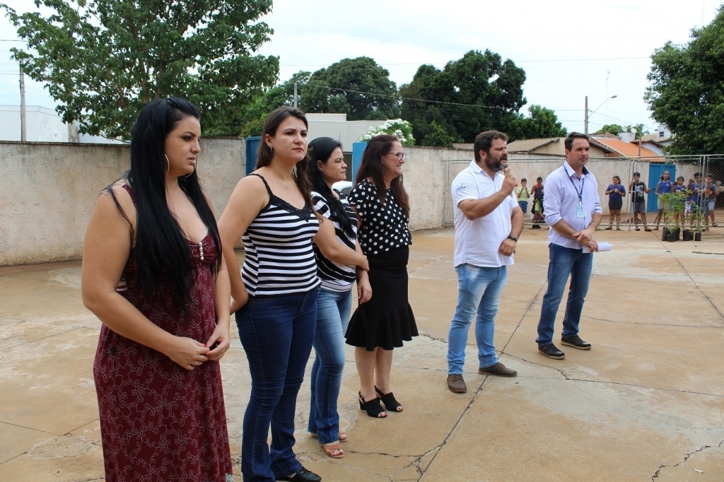 Equipe da escola juntamente com o secretário de agricultura e meio ambiente, Anderson Chapichi e o gerente da Sabesp de Urânia, César Alves Vieira