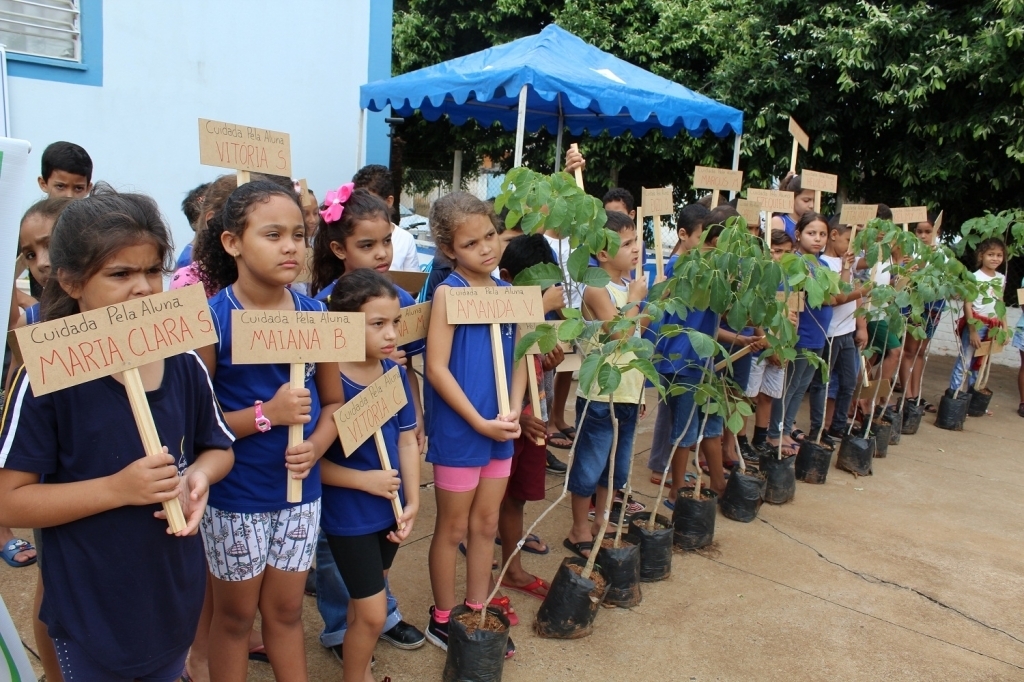Os alunos exibiram orgulhosos as plaquinhas com os nomes
