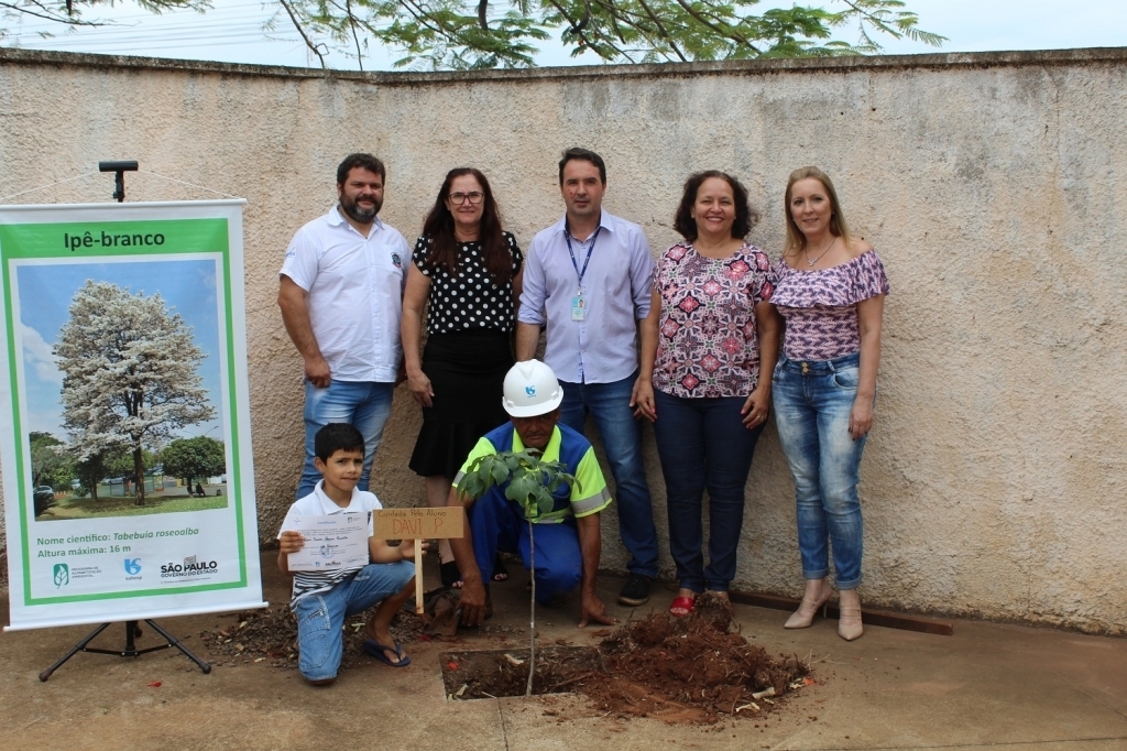 Os alunos ganharam um registro fotográfico ao lado da árvore plantada e um certificado