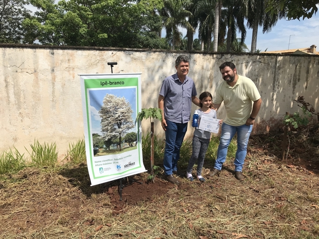 O gerente de divisão da Sabesp de Jales, Gilmar Rodrigues de Jesus também participou da plantação ao lado do secretário de Agricultura e Meio Ambiente