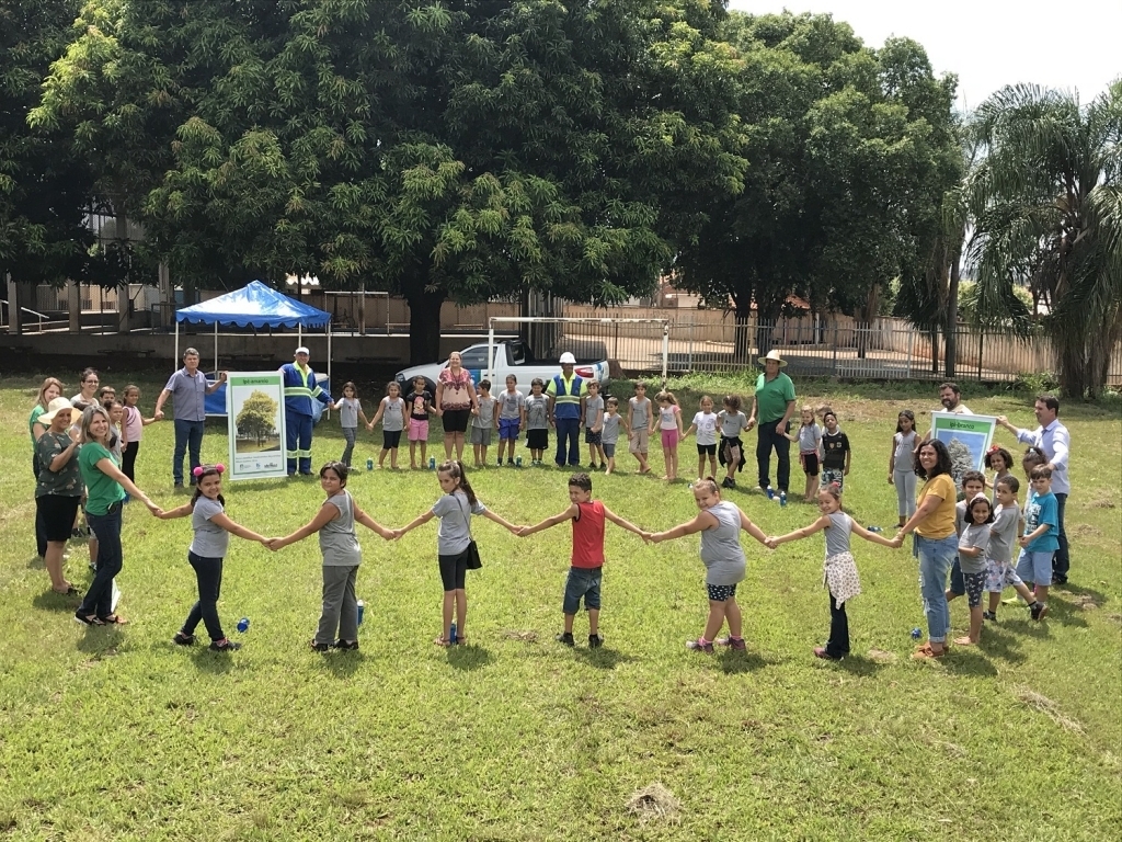 Os participantes do projeto fizeram uma roda no local da plantação