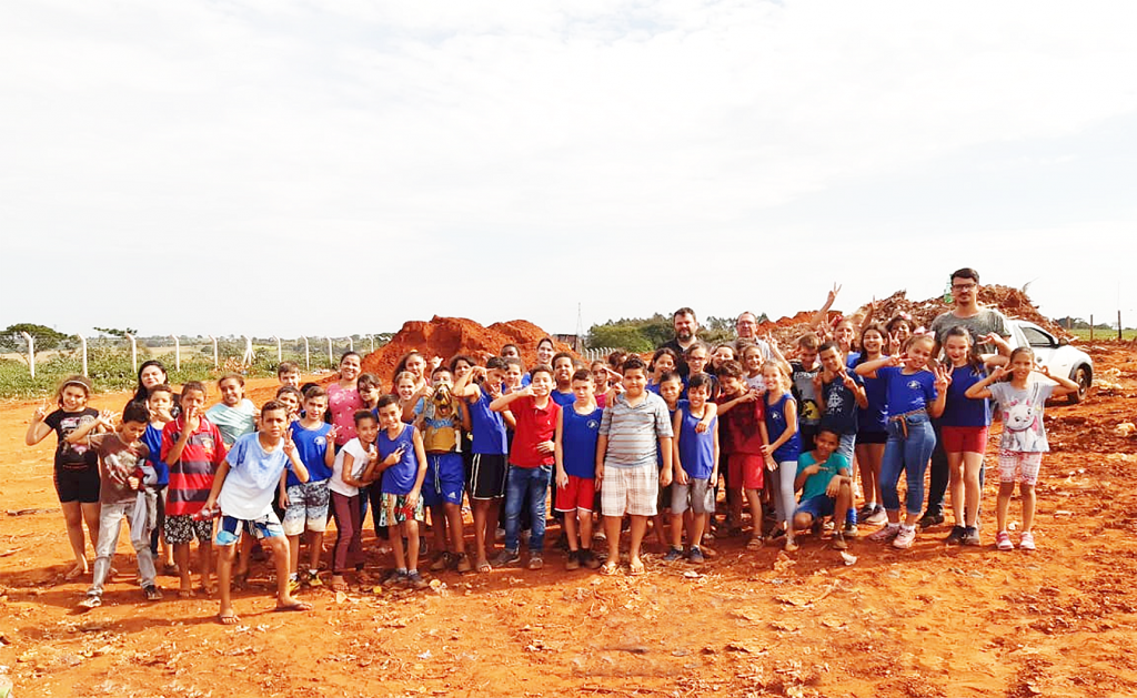 Alunos da E. E. Profª Élide Apparecida Carlos visitam Aterro Sanitário de Urânia