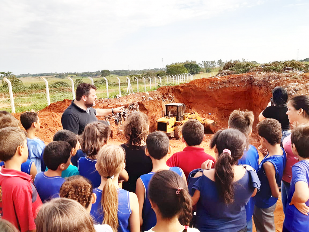 O secretário de agricultura e meio ambiente, Anderson Chapichi, explicou como é feito o descarte do lixo aos visitantes