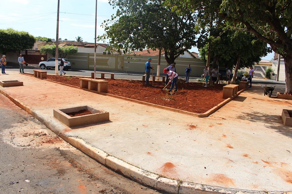 A praça foi completamente limpa pelos voluntários