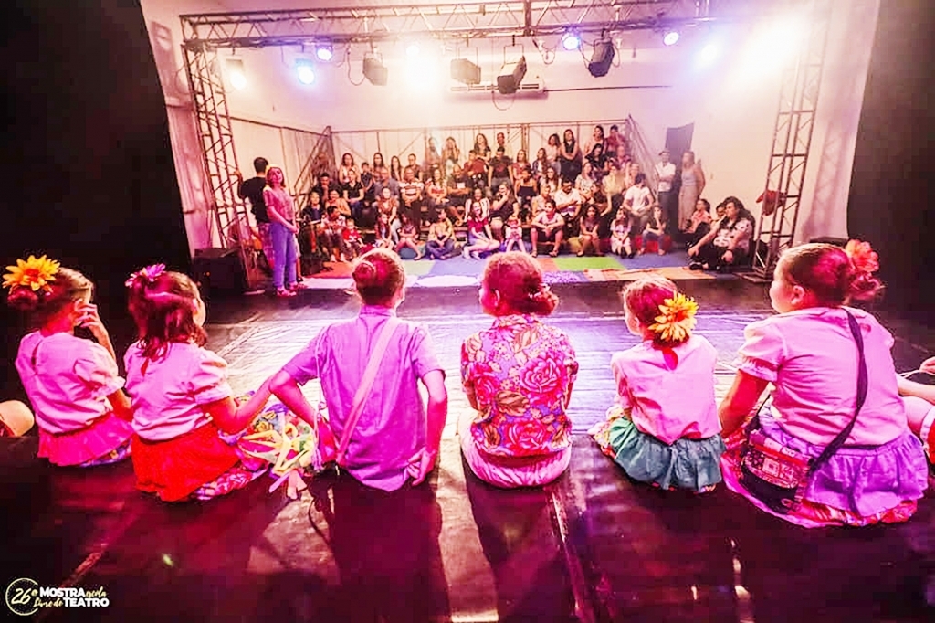 Mesmo com espaço limitado, o público teve a oportunidade de prestigiar as apresentações culturais de forma gratuita
