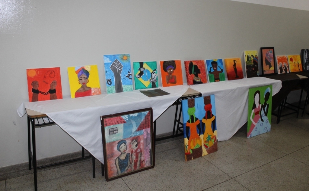 O curso de Artes Visuais participou desse evento através da arte, pintada em telas