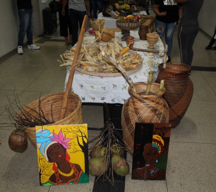 Exposições de objetos e quadros foram visitadas pelos alunos da Unijales