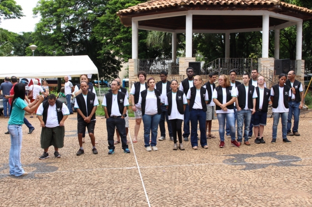 O coral com os alunos da APAE  Jales