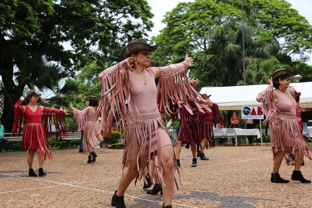Apresentação do Grupo de dança da Associação Jalesense da Terceira Idade, com a coreografia “Rainhas do Country”