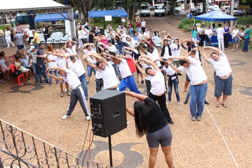 Exercícios de aquecimento e alongamento fizeram parte do evento