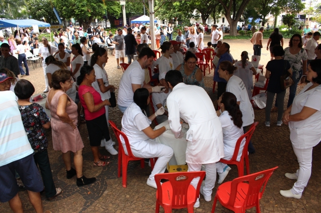 Equipes da saúde compostas pela Secretaria de Saúde e instituições de ensino prestando atendimento como testes rápidos, aferição de pressão, pesagem, dentre outros