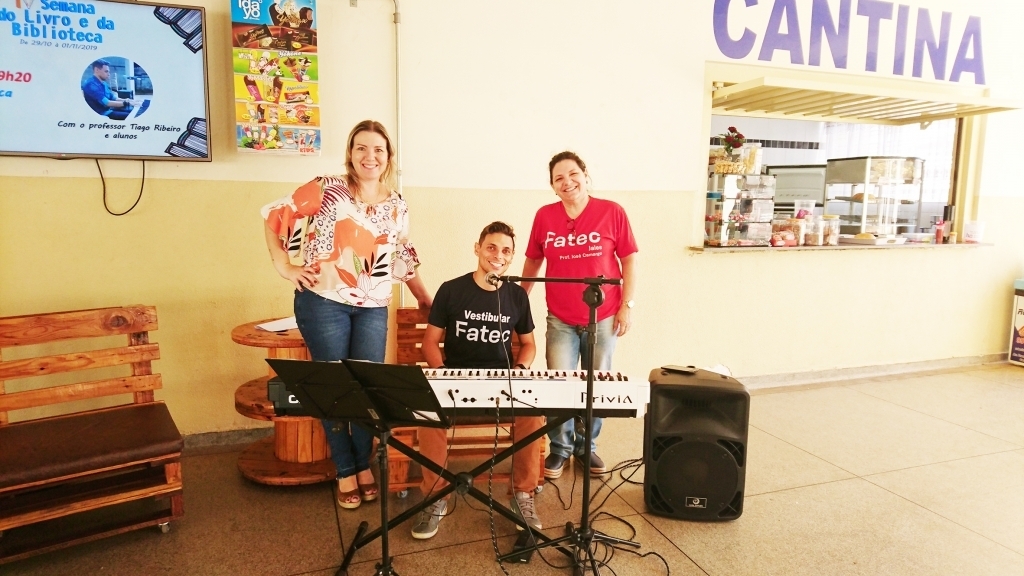 Houve apresentação de música, com o professor Tiago Ribeiro Carneiro